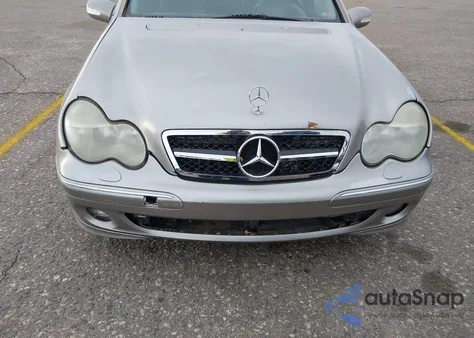 2003 Mercedes-Benz C 240 z USA, uszkodzony, nr VIN WDBRF81J53F377709